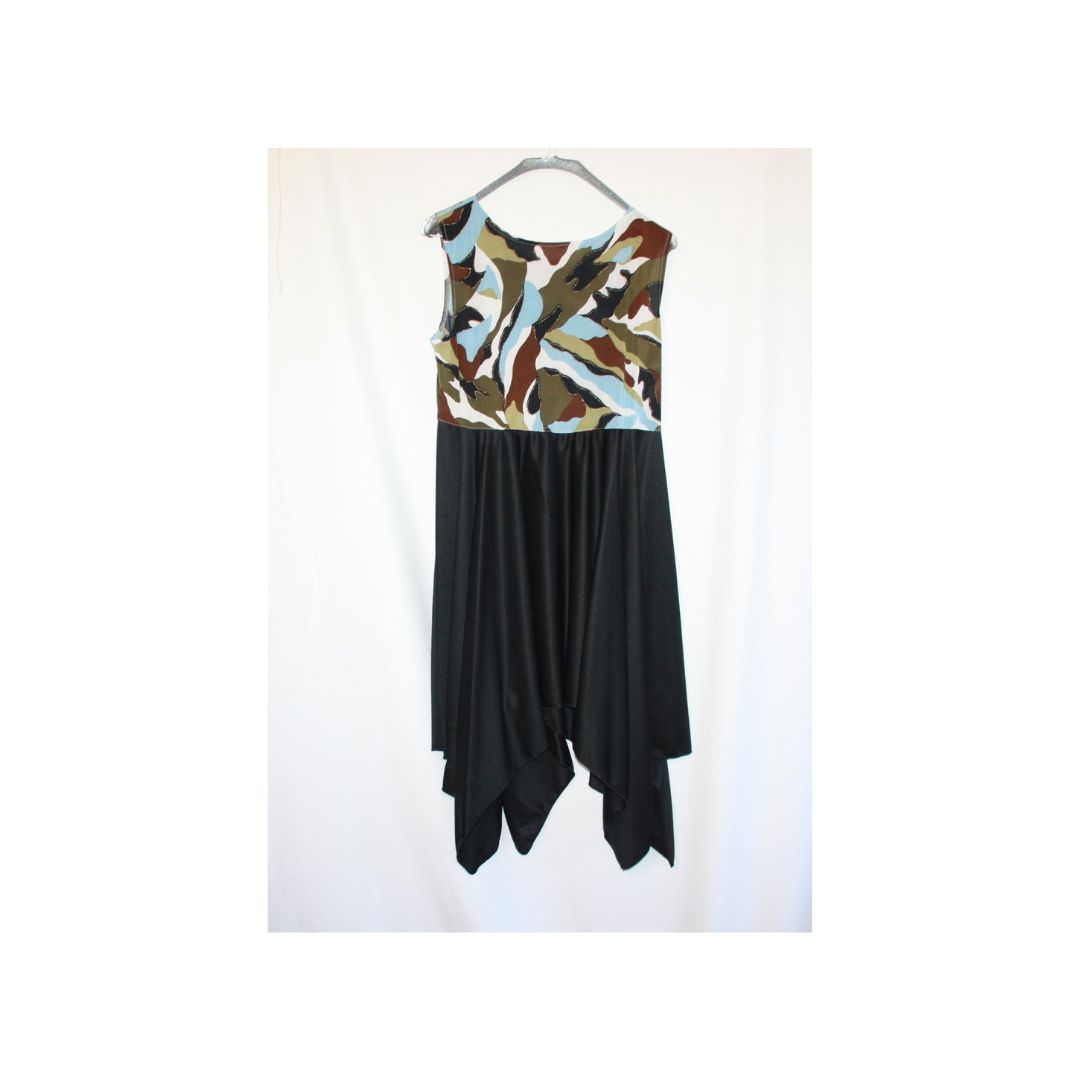 Blue Camo w/Black Knit Hankie Hem Skirt - Falda con estampado de camuflaje azul y punto negro, con bajo asimétrico